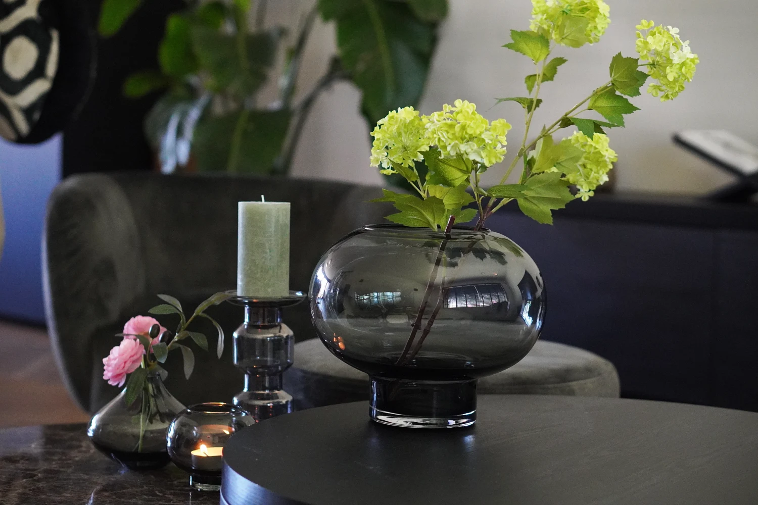 Bloemen en glaswerk in een sfeervol interieur